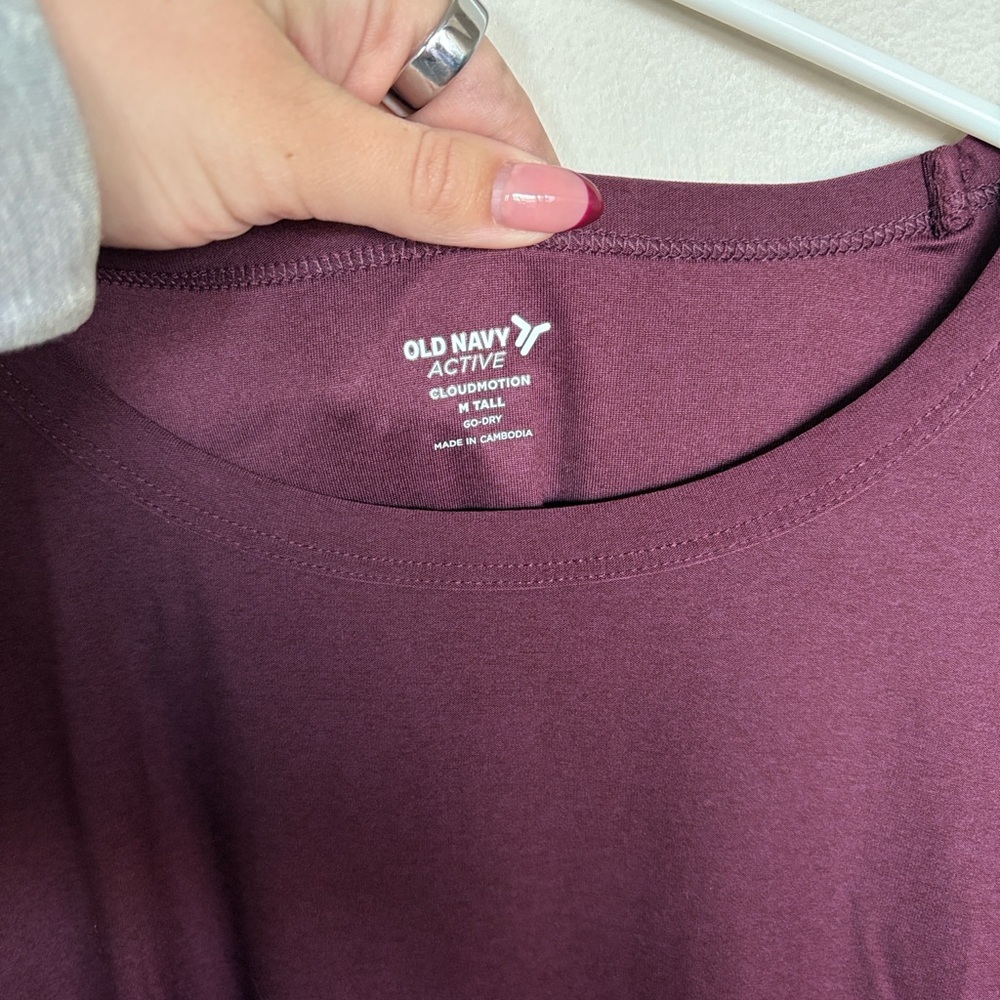 Old Navy Active CloudMotion Long Sleeve Top M Tall Burgundy NWT - Picture 2 of 6